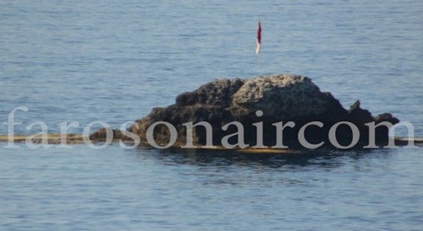 Σκηνικό «Ιμίων» στην Κερύνεια από την Τουρκία: Kάρφωσαν τουρκική σημαία σε βραχονησίδα – Δείτε φωτογραφίες